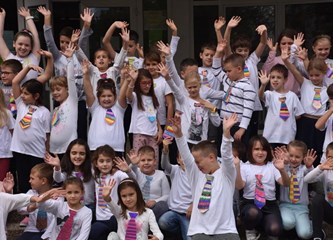 Učenici Kumičića obilježili Dan kravate milenijskom fotografijom