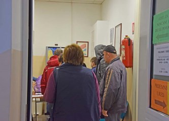 Djecu obradovali pokloni iz Centra za socijalnu skrb