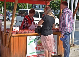 Članovi Udruge 'Jagoda' zadovoljni prodajom, no kažu, jagoda je manje nego lani