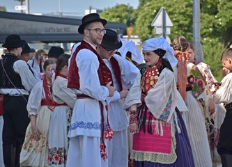 Članovi Udruge 'Jagoda' zadovoljni prodajom, no kažu, jagoda je manje nego lani