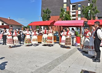 Članovi Udruge 'Jagoda' zadovoljni prodajom, no kažu, jagoda je manje nego lani