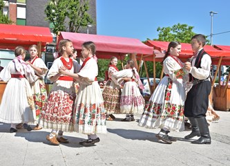 Članovi Udruge 'Jagoda' zadovoljni prodajom, no kažu, jagoda je manje nego lani