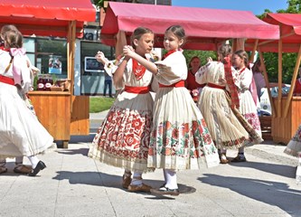 Članovi Udruge 'Jagoda' zadovoljni prodajom, no kažu, jagoda je manje nego lani
