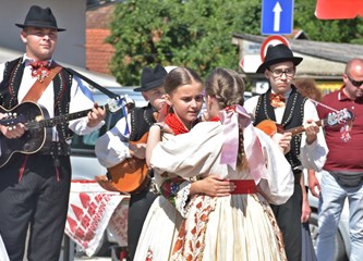 Članovi Udruge 'Jagoda' zadovoljni prodajom, no kažu, jagoda je manje nego lani