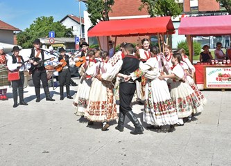 Članovi Udruge 'Jagoda' zadovoljni prodajom, no kažu, jagoda je manje nego lani