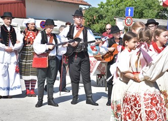 Članovi Udruge 'Jagoda' zadovoljni prodajom, no kažu, jagoda je manje nego lani