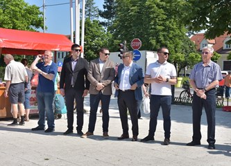 Članovi Udruge 'Jagoda' zadovoljni prodajom, no kažu, jagoda je manje nego lani