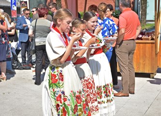 Članovi Udruge 'Jagoda' zadovoljni prodajom, no kažu, jagoda je manje nego lani