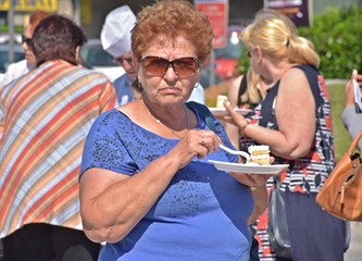 Članovi Udruge 'Jagoda' zadovoljni prodajom, no kažu, jagoda je manje nego lani