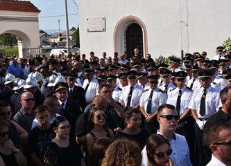 FOTO: Tisuće ljudi ispratile Ivana Galekovića na posljednji počinak
