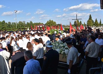 FOTO: Tisuće ljudi ispratile Ivana Galekovića na posljednji počinak