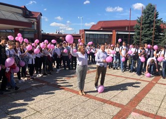 'Mama budi zdrava': Gimnazijalci u suradnji s Gradom podržali prevenciju i borbu protiv raka dojke