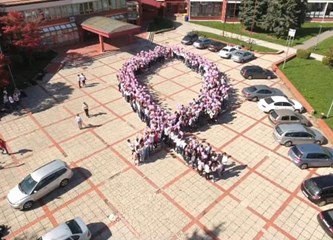 'Mama budi zdrava': Gimnazijalci u suradnji s Gradom podržali prevenciju i borbu protiv raka dojke