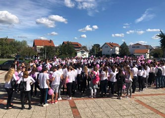 'Mama budi zdrava': Gimnazijalci u suradnji s Gradom podržali prevenciju i borbu protiv raka dojke