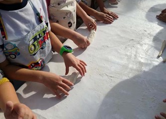 Osnovnoškolci oduševljeni Etno naseljem: Učili obrađivati zemlju, sijali kukuruz pa zamijesili i kruh!