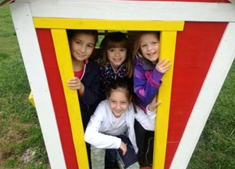 Osnovnoškolci oduševljeni Etno naseljem: Učili obrađivati zemlju, sijali kukuruz pa zamijesili i kruh!