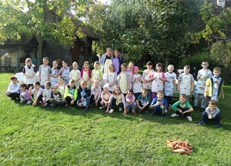 Osnovnoškolci oduševljeni Etno naseljem: Učili obrađivati zemlju, sijali kukuruz pa zamijesili i kruh!