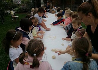 Osnovnoškolci oduševljeni Etno naseljem: Učili obrađivati zemlju, sijali kukuruz pa zamijesili i kruh!
