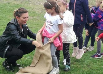 Osnovnoškolci oduševljeni Etno naseljem: Učili obrađivati zemlju, sijali kukuruz pa zamijesili i kruh!