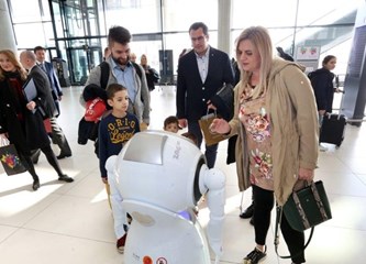 Humanoidni robot u Zračnoj luci: Viktorija pruža virtualnu šetnju, a može i zaplesati s putnicima!