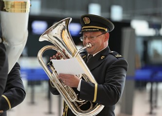 Orkestar Oružanih snaga RH blagdanskim melodijama razveselio putnike u Zračnoj luci