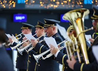 Orkestar Oružanih snaga RH blagdanskim melodijama razveselio putnike u Zračnoj luci