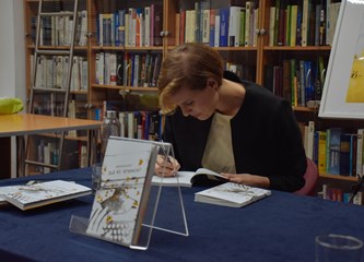 Ista bolest oduzela joj je, a zatim i vratila pisanje te joj ostavila blagu opomenu zbog koje se često pita 'Kud je krenula'