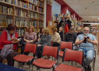 Ista bolest oduzela joj je, a zatim i vratila pisanje te joj ostavila blagu opomenu zbog koje se često pita 'Kud je krenula'