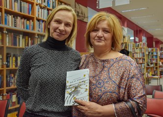 Ista bolest oduzela joj je, a zatim i vratila pisanje te joj ostavila blagu opomenu zbog koje se često pita 'Kud je krenula'