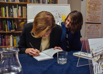 Ista bolest oduzela joj je, a zatim i vratila pisanje te joj ostavila blagu opomenu zbog koje se često pita 'Kud je krenula'