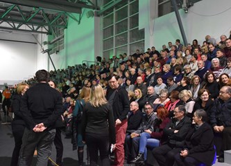 FOTOGALERIJA Zvonko Bogdan raspjevao Gradsku dvoranu, publika pristigla čak i iz Srijema