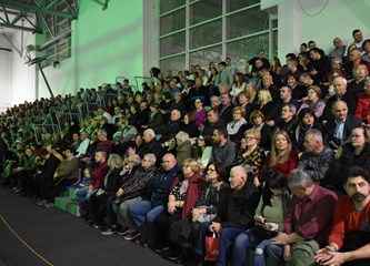 FOTOGALERIJA Zvonko Bogdan raspjevao Gradsku dvoranu, publika pristigla čak i iz Srijema
