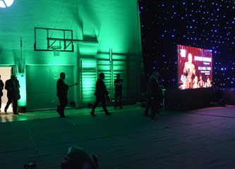 FOTOGALERIJA Zvonko Bogdan raspjevao Gradsku dvoranu, publika pristigla čak i iz Srijema