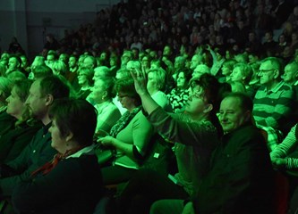 FOTOGALERIJA Zvonko Bogdan raspjevao Gradsku dvoranu, publika pristigla čak i iz Srijema