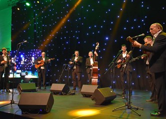 FOTOGALERIJA Zvonko Bogdan raspjevao Gradsku dvoranu, publika pristigla čak i iz Srijema