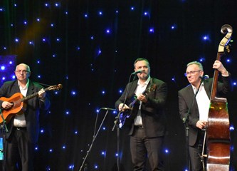 FOTOGALERIJA Zvonko Bogdan raspjevao Gradsku dvoranu, publika pristigla čak i iz Srijema