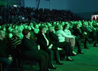 FOTOGALERIJA Zvonko Bogdan raspjevao Gradsku dvoranu, publika pristigla čak i iz Srijema