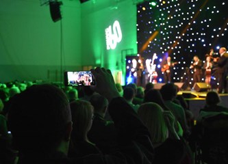 FOTOGALERIJA Zvonko Bogdan raspjevao Gradsku dvoranu, publika pristigla čak i iz Srijema