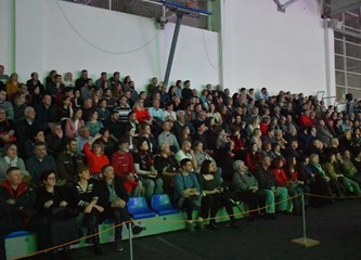 FOTOGALERIJA Zvonko Bogdan raspjevao Gradsku dvoranu, publika pristigla čak i iz Srijema