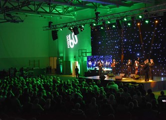 FOTOGALERIJA Zvonko Bogdan raspjevao Gradsku dvoranu, publika pristigla čak i iz Srijema