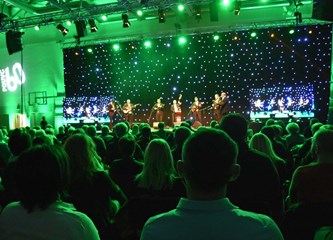 FOTOGALERIJA Zvonko Bogdan raspjevao Gradsku dvoranu, publika pristigla čak i iz Srijema