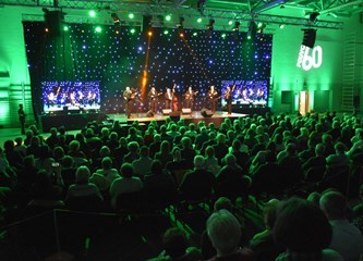 FOTOGALERIJA Zvonko Bogdan raspjevao Gradsku dvoranu, publika pristigla čak i iz Srijema