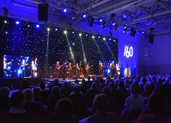 FOTOGALERIJA Zvonko Bogdan raspjevao Gradsku dvoranu, publika pristigla čak i iz Srijema