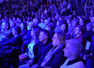 FOTOGALERIJA Zvonko Bogdan raspjevao Gradsku dvoranu, publika pristigla čak i iz Srijema