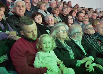 FOTOGALERIJA Zvonko Bogdan raspjevao Gradsku dvoranu, publika pristigla čak i iz Srijema