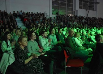 FOTOGALERIJA Zvonko Bogdan raspjevao Gradsku dvoranu, publika pristigla čak i iz Srijema