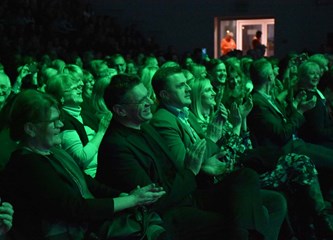 FOTOGALERIJA Zvonko Bogdan raspjevao Gradsku dvoranu, publika pristigla čak i iz Srijema