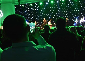 FOTOGALERIJA Zvonko Bogdan raspjevao Gradsku dvoranu, publika pristigla čak i iz Srijema