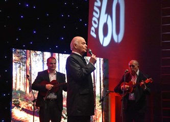 FOTOGALERIJA Zvonko Bogdan raspjevao Gradsku dvoranu, publika pristigla čak i iz Srijema