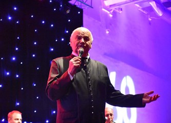 FOTOGALERIJA Zvonko Bogdan raspjevao Gradsku dvoranu, publika pristigla čak i iz Srijema